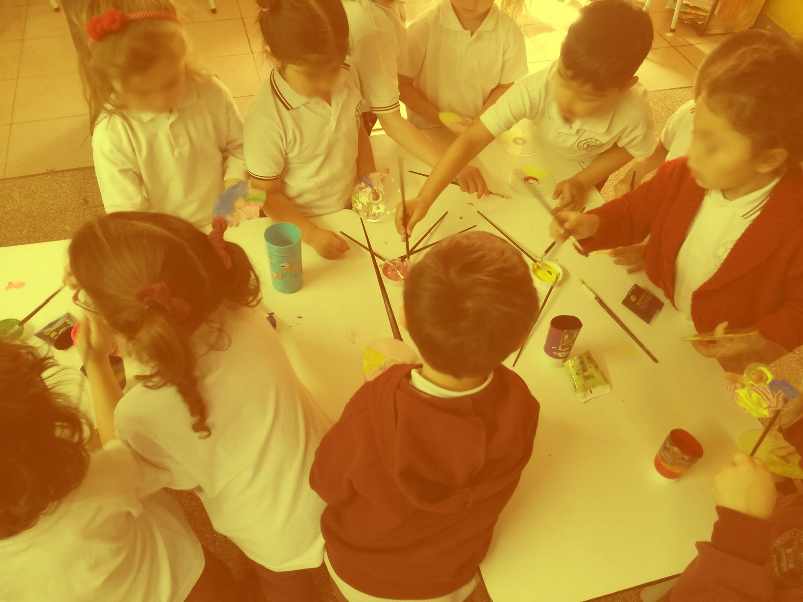 Niños y niñas realizando actividades pedagógicas